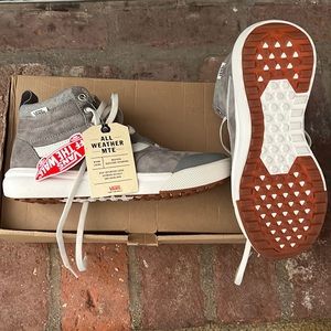 NEW-  Women’s Vans - 8.5 UltraRange Hi MTE